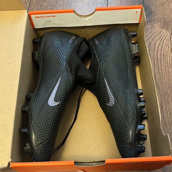 Nike Phantom turf cleats with chin guards - Picture 10 of 10